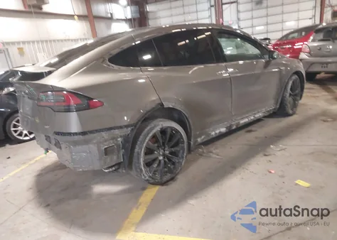 2016 Tesla Model X 60D/70D/75D/90D z USA, uszkodzony, nr VIN 5YJXCAE24GF008216